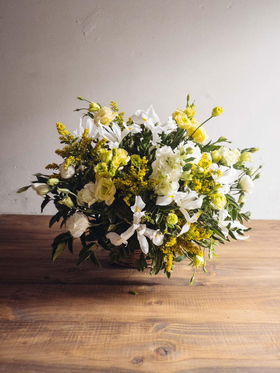 Canasto de flores blancos y amarillos